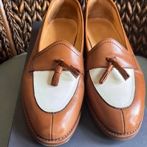 8.5 great condition tan and white